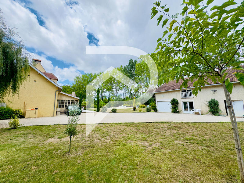 Demeure - 280 m² - 13 pièces