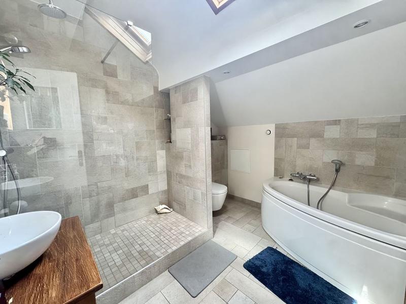 Maison traditionnelle - 137 m² - 6 pièces