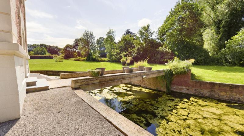 Maison - 1 200 m² - 16 pièces