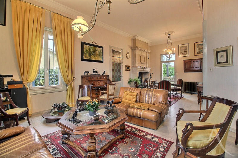 Demeure - 248 m² - 8 pièces