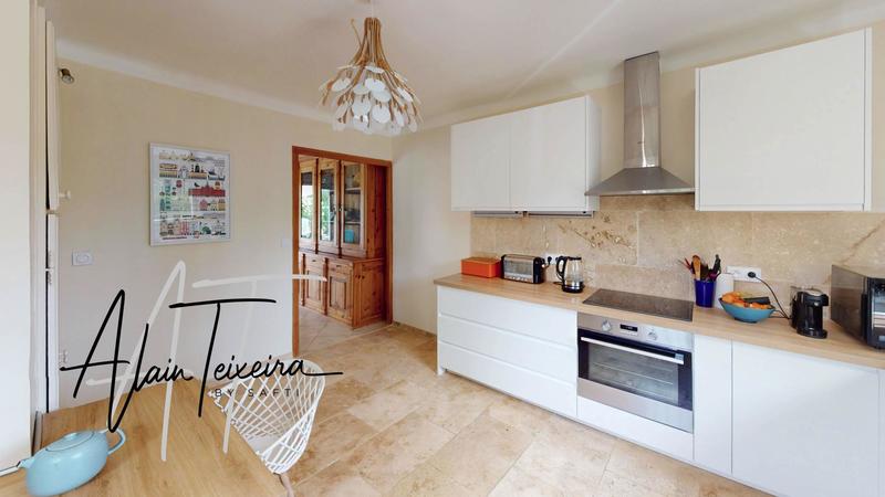 Maison - 220 m² - 8 pièces