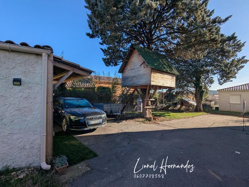 Maison - 238 m² - 9 pièces