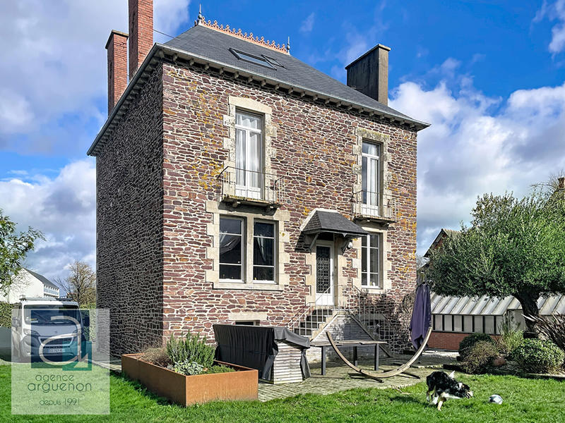 Maison - 220 m² - 7 pièces