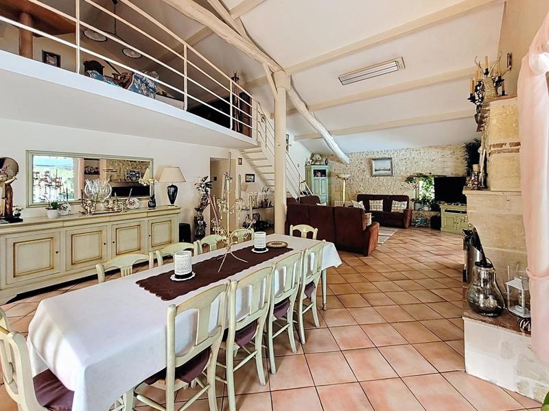 Maison - 326 m² - 10 pièces