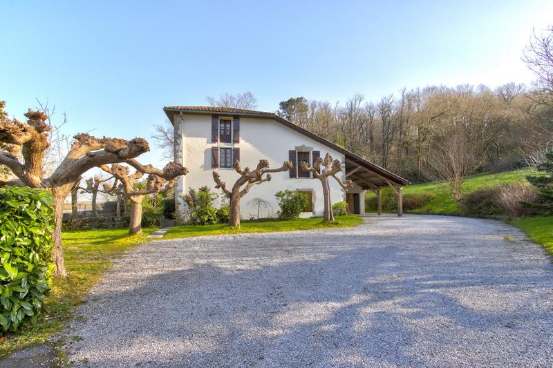 Maison - 250 m² - 13 pièces