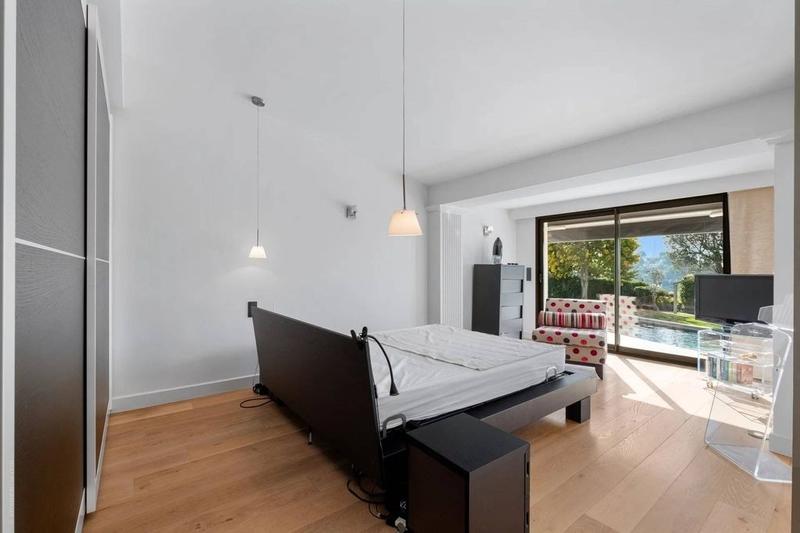 Villa - 300 m² - 8 pièces