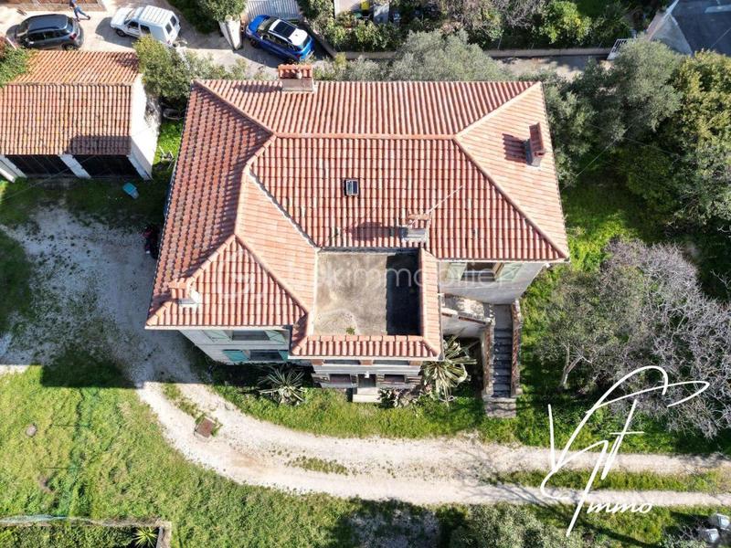 Maison - 202 m² - 9 pièces