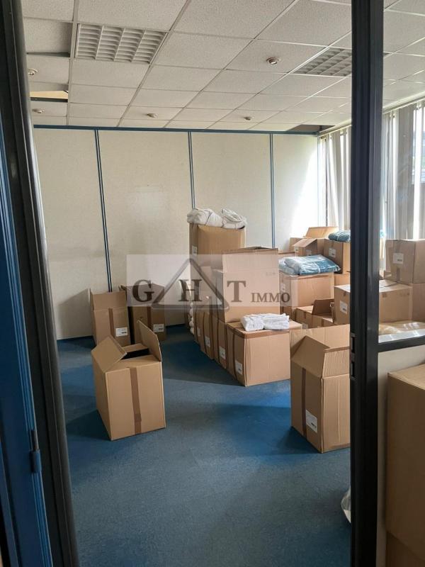 Entrepôt - 698 m²
