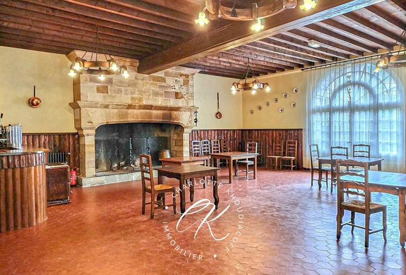 Maison - 2 524 m² - 50 pièces