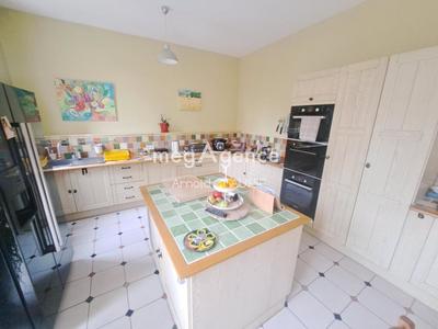 Maison - 217 m² - 11 pièces