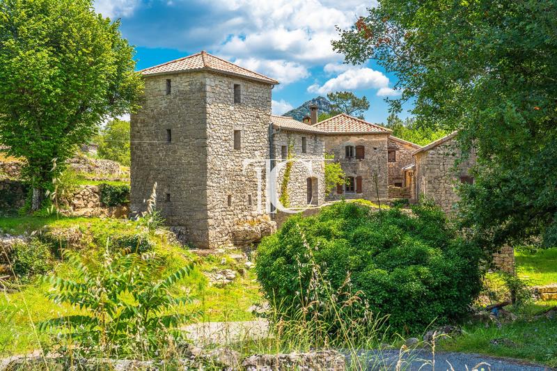 Maison - 305 m² - 14 pièces