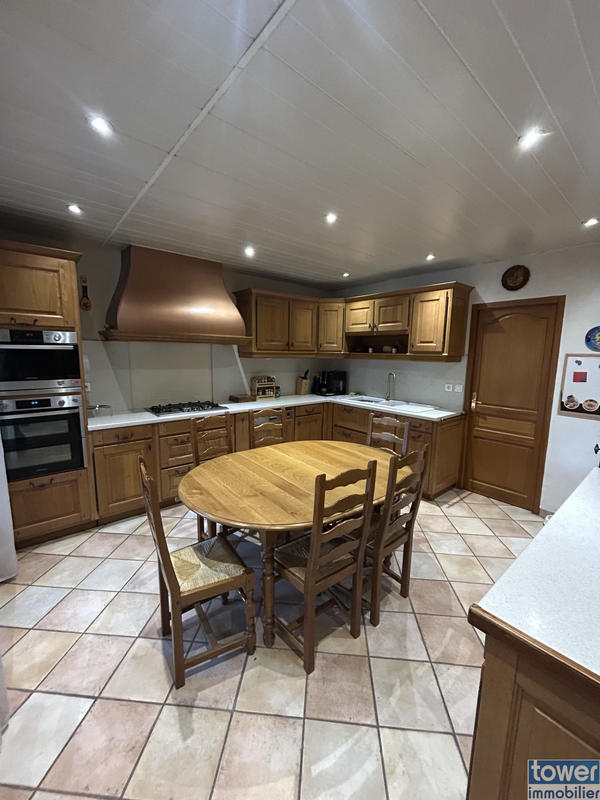 Maison - 240 m² - 8 pièces