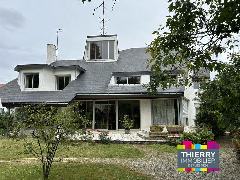 Maison - 281 m² - 8 pièces