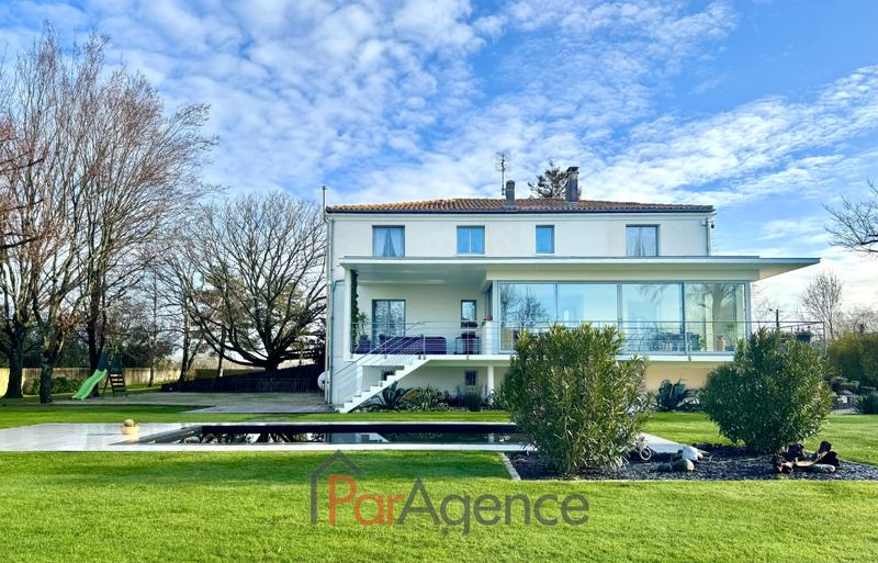 Maison - 290 m² - 9 pièces