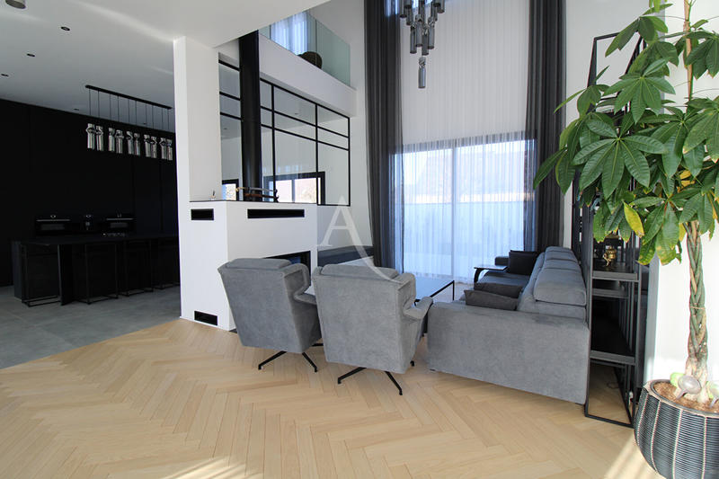 Maison - 330 m² - 11 pièces