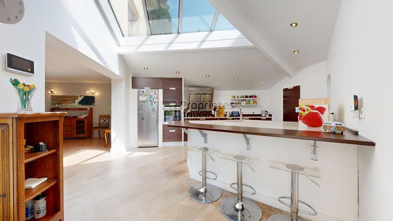 Maison - 250 m² - 6 pièces