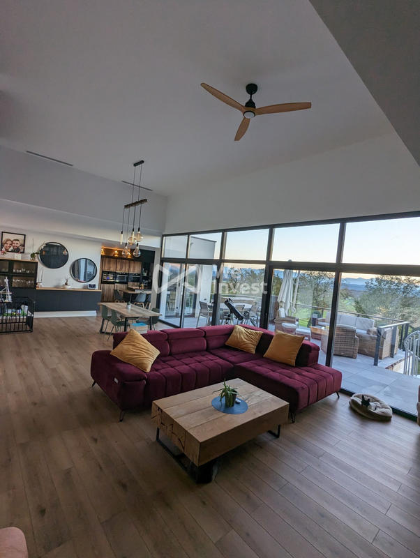 Maison - 260 m² - 6 pièces