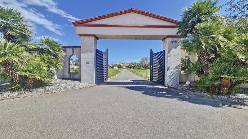 Propriété - 420 m² - 9 pièces