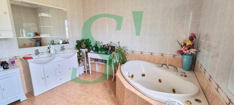 Maison - 232 m² - 8 pièces