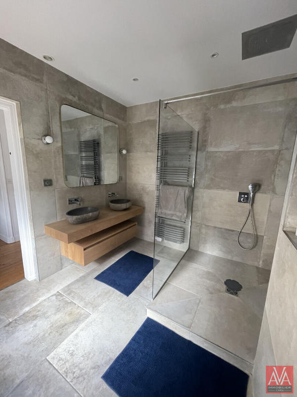 Maison - 335 m² - 10 pièces