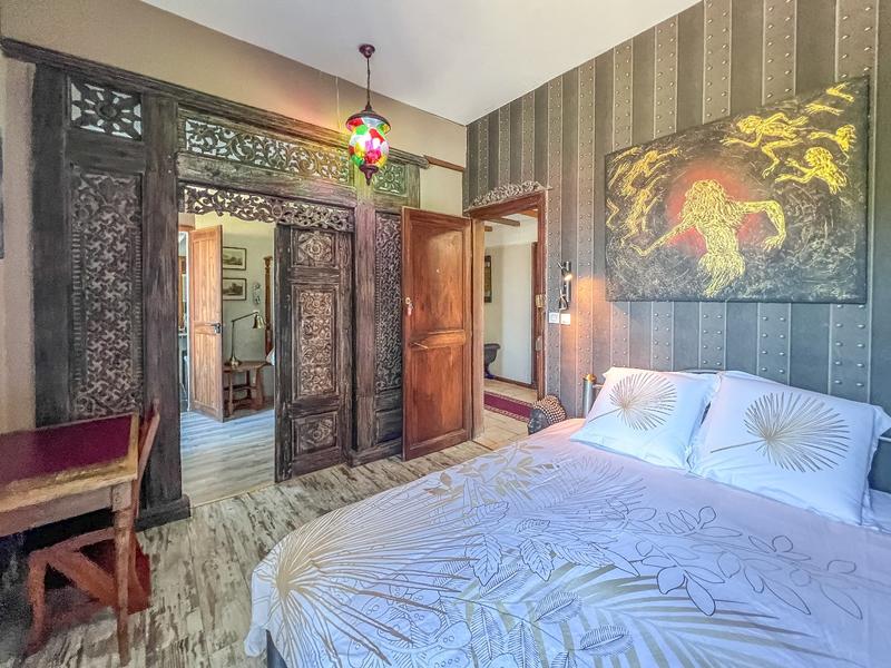 Maison - 2 000 m² - 24 pièces