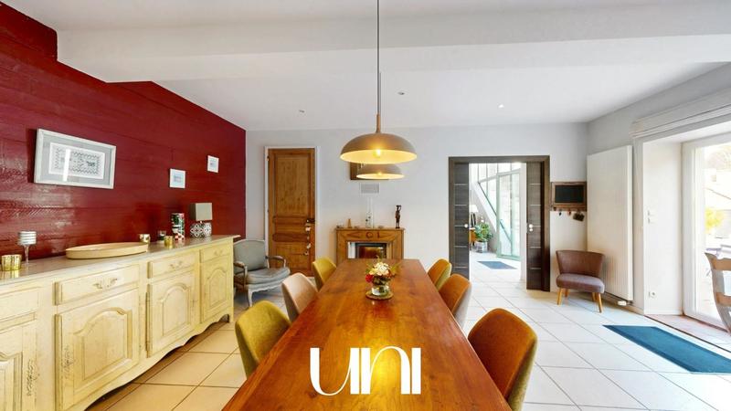Maison - 305 m² - 11 pièces