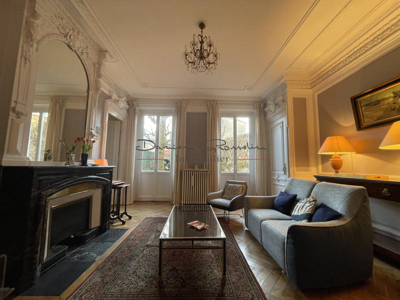 Propriété - 240 m² - 11 pièces