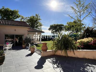 Maison - 236 m² - 8 pièces