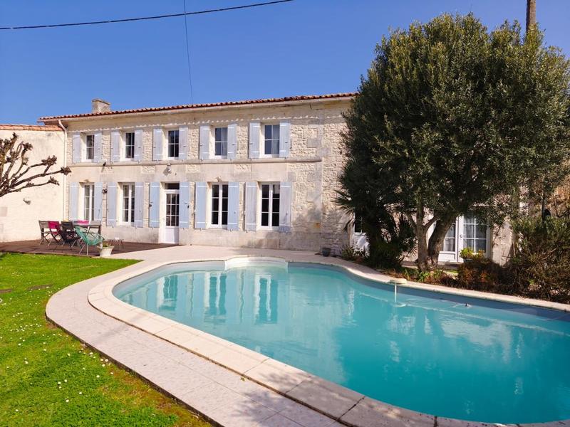 Maison - 240 m² - 5 pièces