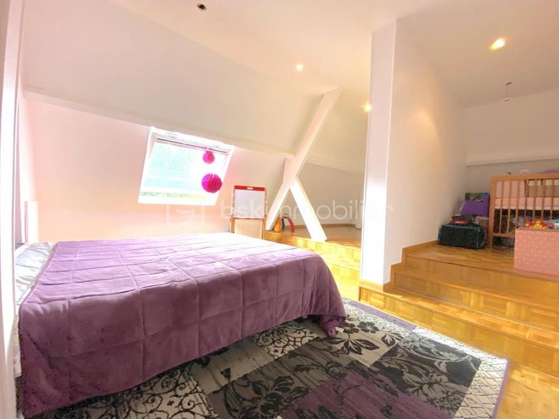 Propriété - 330 m² - 9 pièces