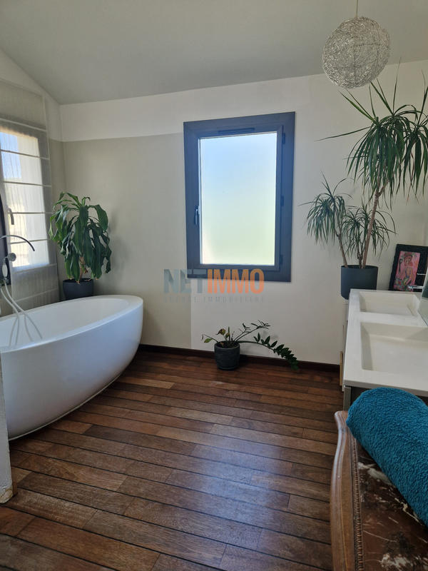 Propriété - 258 m² - 6 pièces