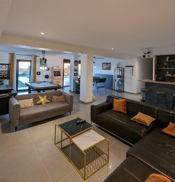 Maison - 260 m² - 6 pièces