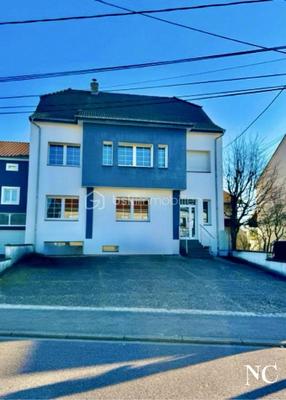 Maison traditionnelle - 260 m² - 10 pièces