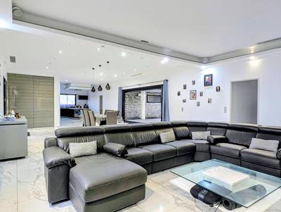 Maison - 332 m² - 6 pièces