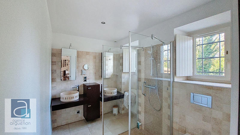 Maison - 241 m² - 7 pièces