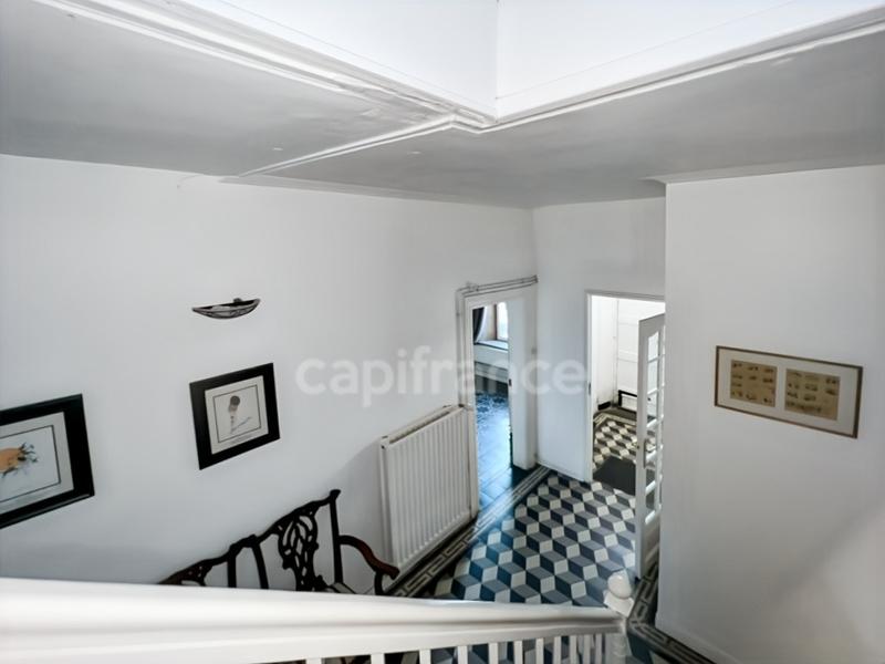 Propriété - 690 m² - 27 pièces