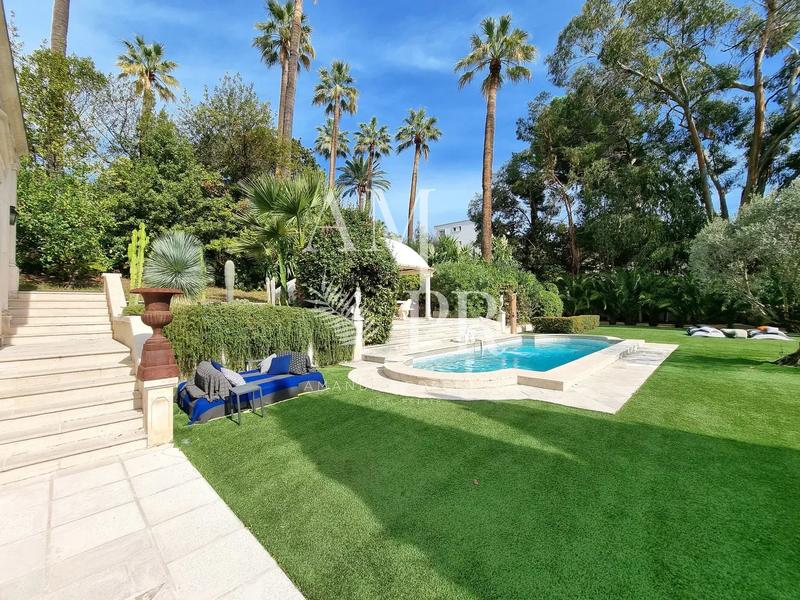 Maison - 370 m² - 8 pièces