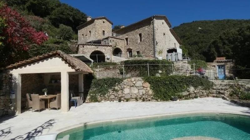 Mas - 237 m² - 8 pièces