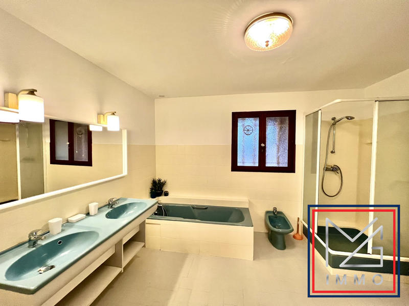 Maison - 239 m² - 8 pièces