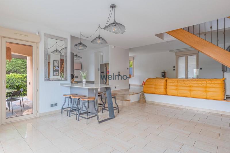 Maison - 245 m² - 8 pièces