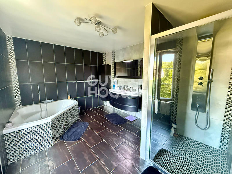 Maison - 245 m² - 8 pièces