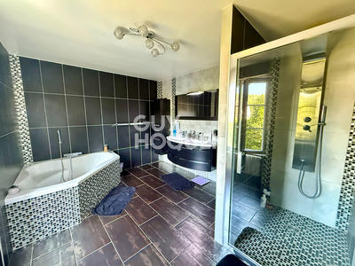 Maison - 245 m² - 8 pièces