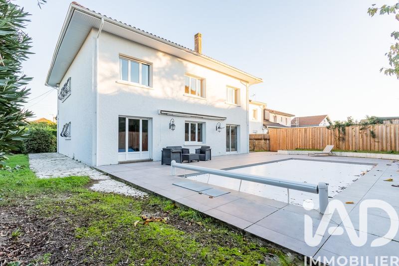 Maison - 208 m² - 8 pièces