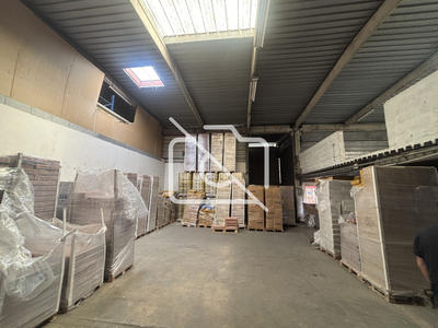 Entrepôt - 3 244 m²