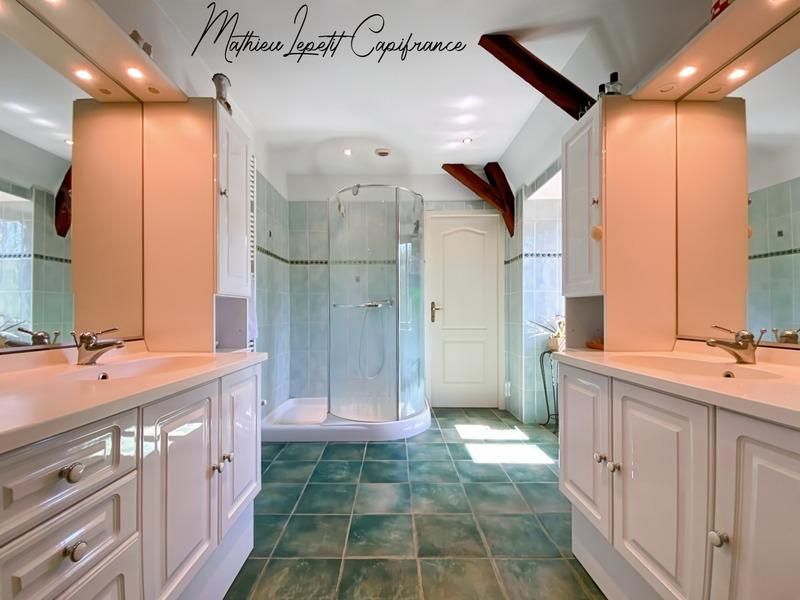 Maison - 270 m² - 9 pièces