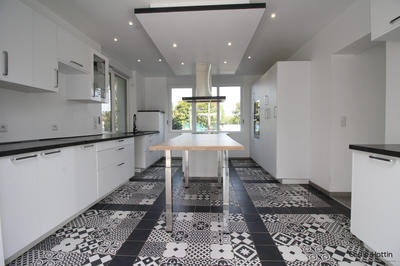 Maison - 240 m² - 9 pièces