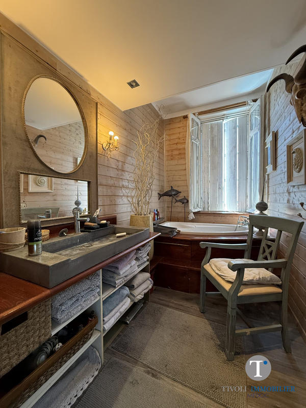 Maison traditionnelle - 267 m² - 9 pièces