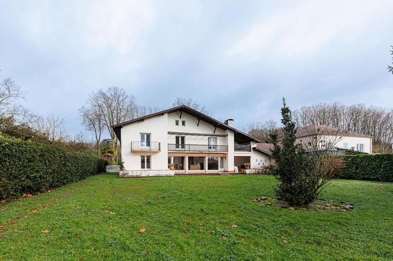 Maison - 341 m² - 12 pièces