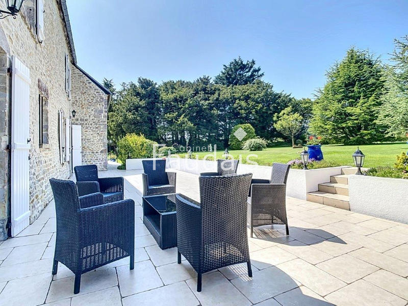 Propriété - 300 m² - 25 pièces