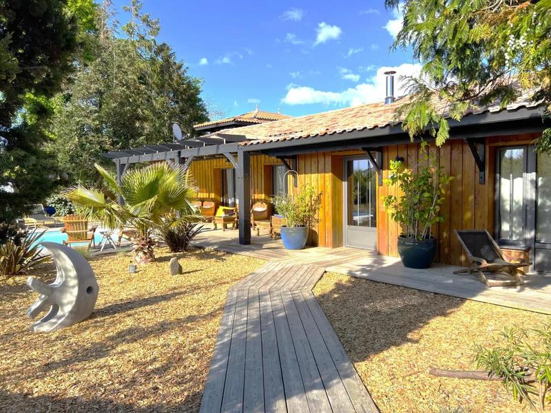 Maison - 233 m² - 9 pièces